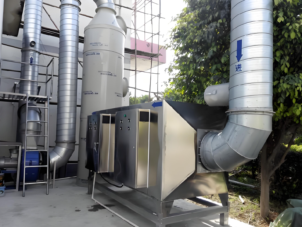 制藥廠車間安裝的低溫等離子廢氣處理設備現場圖