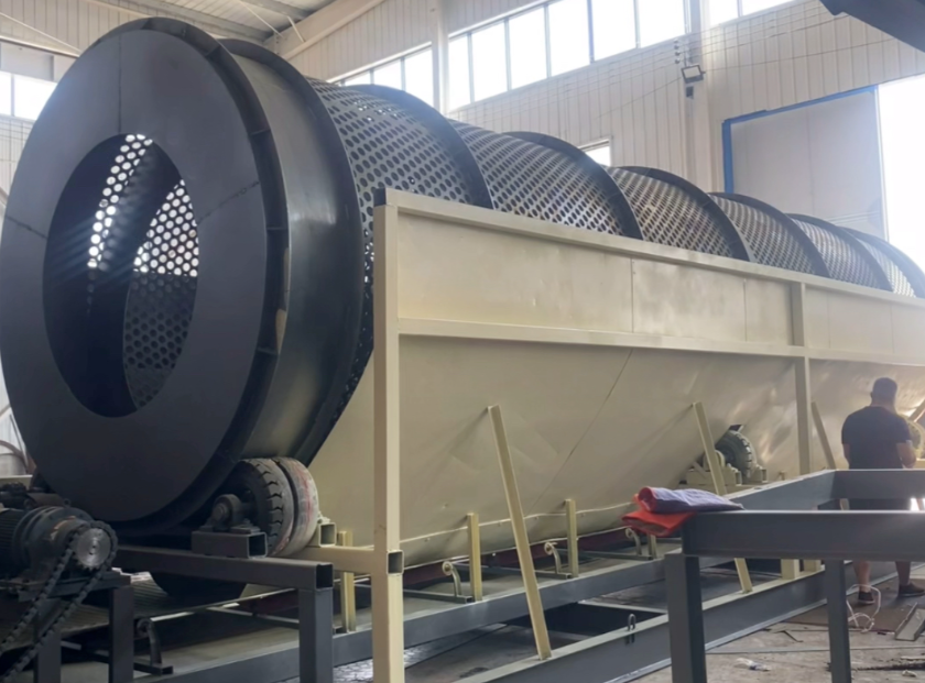 鄭州樸華科技滾筒篩在建筑垃圾分選現場的工作圖，顯示物料在滾筒內被篩分